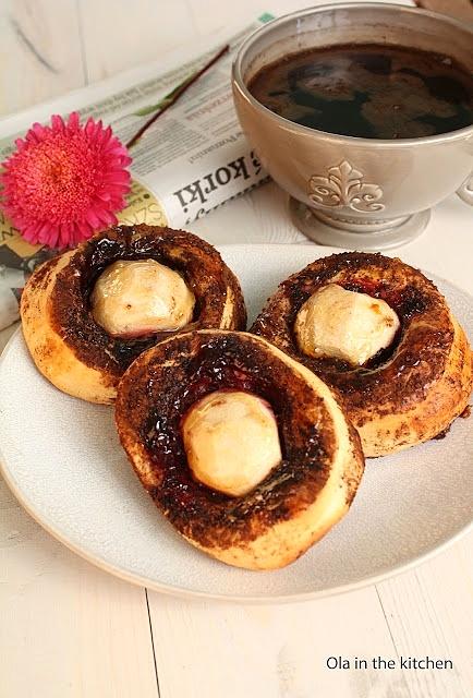 Drożdżóweczki z jabłkami i dżemem