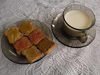 Mini kanapeczki z dżemem i miodem na pełnoziarnistych sucharkach