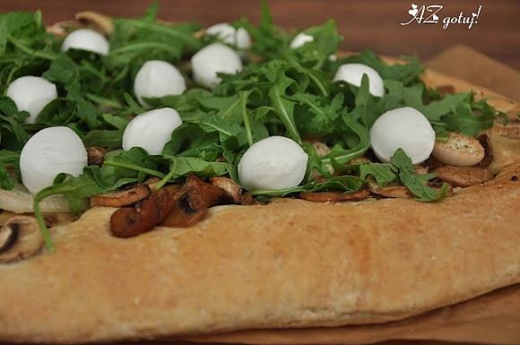 Wiejska pizza z grzybami i rukolą