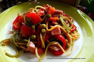 Kolorowe spaghetti z papryką i kiełbasą