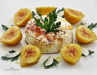 Pieczony camembert z czosnkiem i figami