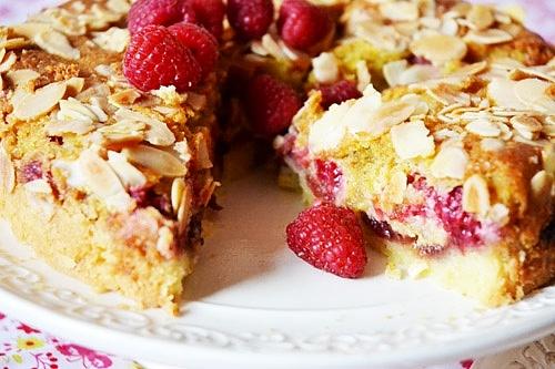 Tarta bakewell z malinami i kremem migdałowym