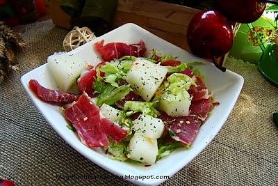 Sałata z melonem i szynką parmeńską