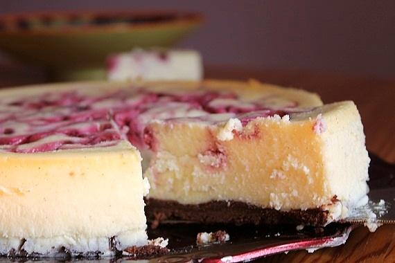 Boski serniczek na spodzie brownie z malinowym musem