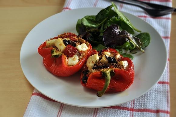 Faszerowane papryki z kuskusem i halloumi