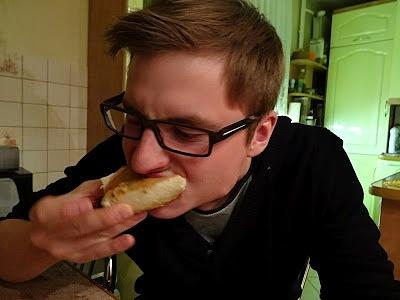 Mężczyzna w kuchni: zachcianka na słodkości