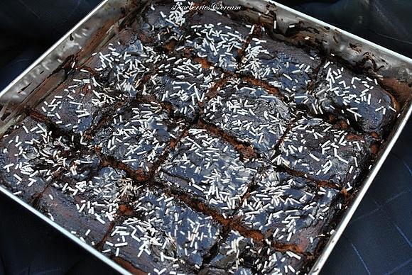 Bardzo czekoladowe brownie z orzechami laskowymi