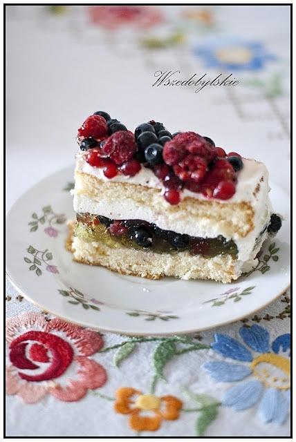 Tort z letnimi owocami