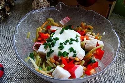 Sałatka z kolorowego spaghetti