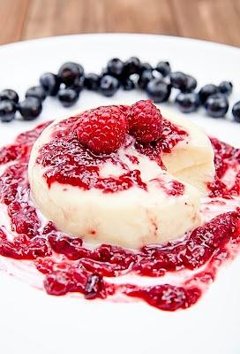 Panna Cotta z białą czekoladą i musem malinowym
