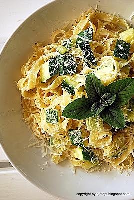 Tagliatelle z cukinią w śmietanie