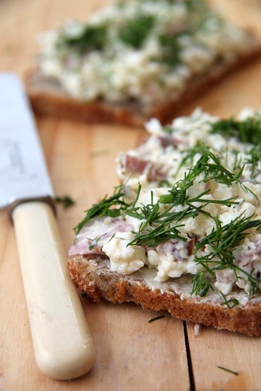Pasta jajeczna z suszoną kiełbasą i koperkiem