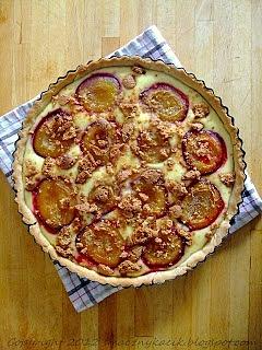 Serniko-tarta ze śliwkami i kruszonką amaretti