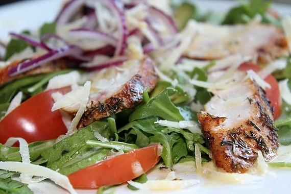 Sałatka Cezar z kurczakiem i anchois