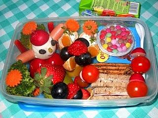 Lunch box dla dzieci kolorowy, z domowymi kanapkami i ciasteczkami