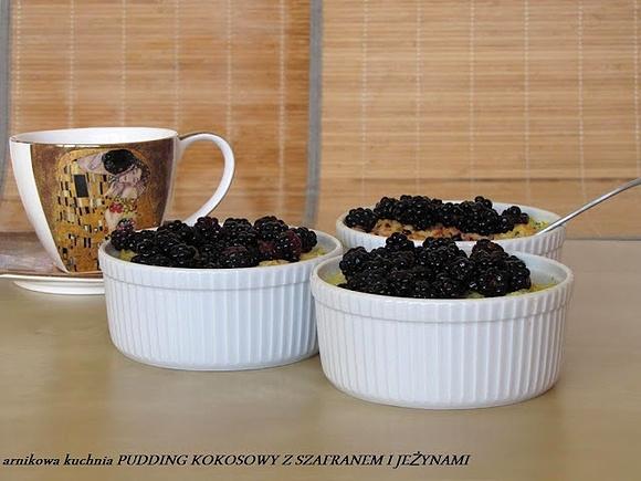 Pudding kokosowy z szafranem i jeżynami