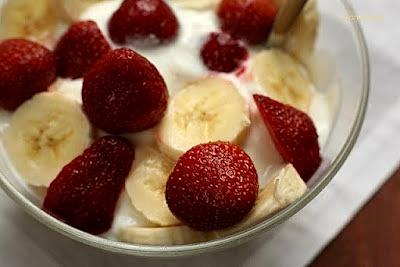 Wiosenna owsianka z bananami, truskawkami i jogurtem