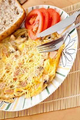 Omlet hiszpański z szynką i pieczarkami