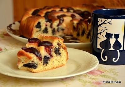 Drożdżowy ślimak z makiem i śliwkami