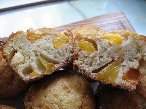 Muffinki z nektarynką i białą czekoladą