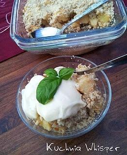 Apple crumble i pan z żółtym parasolem