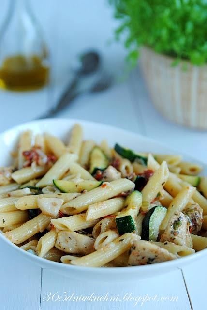 Makaron z grillowaną cukinią i suszonymi pomidorami