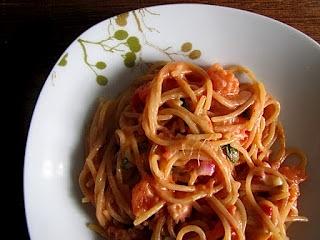 Pomidory i mozzarella w makaronie
