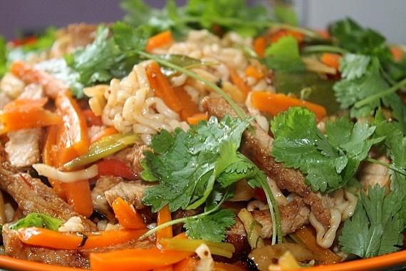 Kotlety wieprzowe po tajsku z noodle