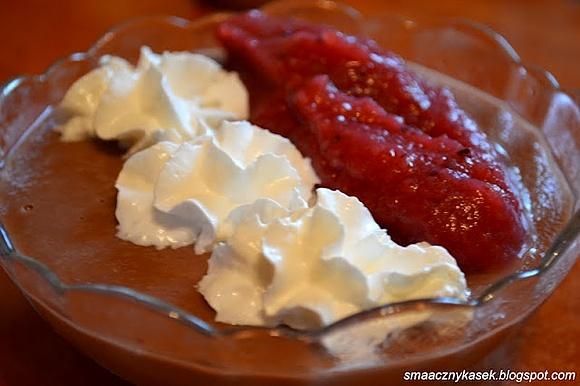 Czekoladowy pudding z kaszy manny z musem wieloowocowym