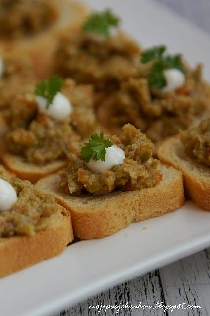 Oliwkowe pesto na mini kanapeczkach