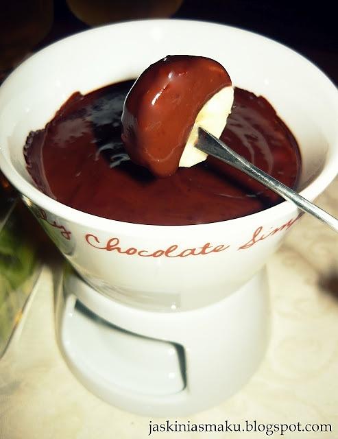 Czekoladowe fondue z owocami i biszkoptami