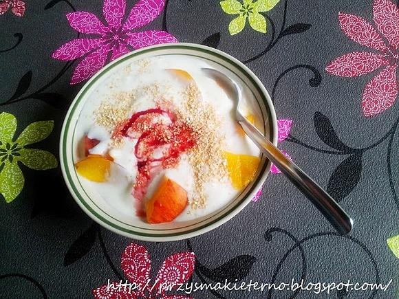 Jogurt z syropem truskawkowym i brzoskwinią na zdrowe śniadanie