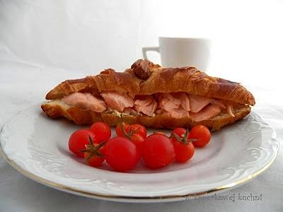 Croissant z łososiem na śniadanie
