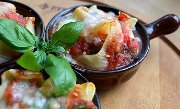 Makaron lumaconi z fontiną i pomidorami