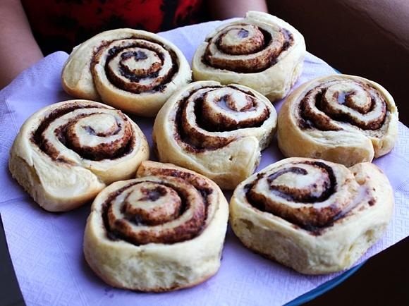 Cinnabons – lekki i aromatyczny drożdżowy zawijas z cynamonem