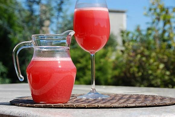 Czerwony koktajl z owoców cytrusowych, arbuza i imbiru