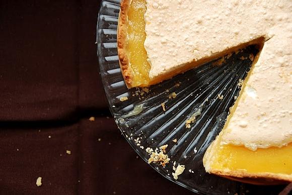 Cytrynowa tarta z jabłkami i słodko-kwaśnym smakiem