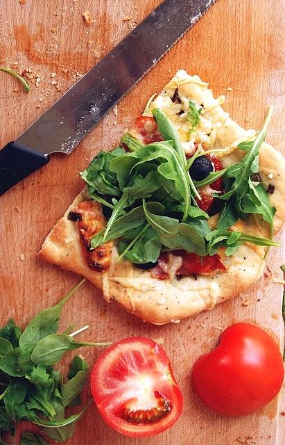 Pizza na cienkim chrupiącym cieście