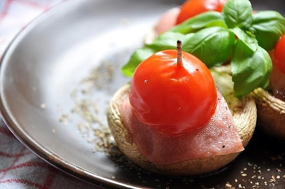 Zapiekane pieczarki z serem i szynką