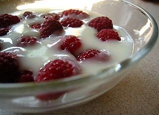 Budyń śmietankowy z malinami