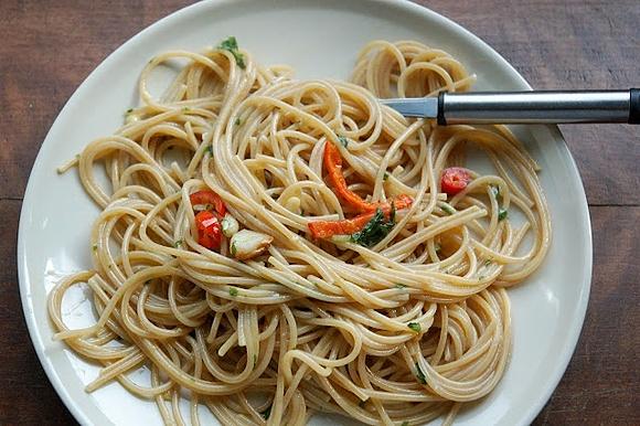 Spaghetti aglio olio e peperoncino z pesto bazyliowym