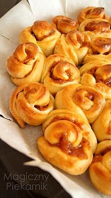 Brioche różyczki z jabłkowym nadzieniem