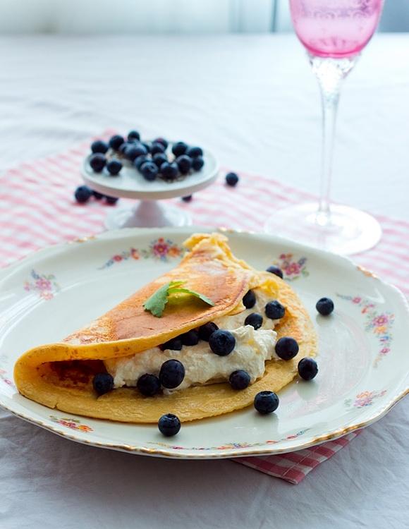 Omlet z ricottą i borówkami
