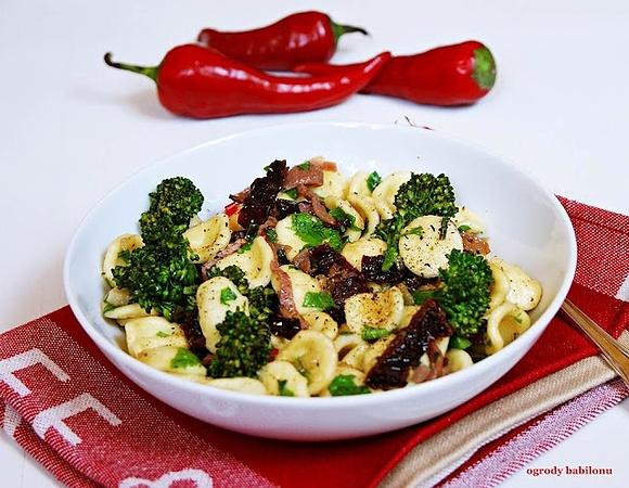 Orecchiette z brokułami, suszonymi pomidorami i szynką