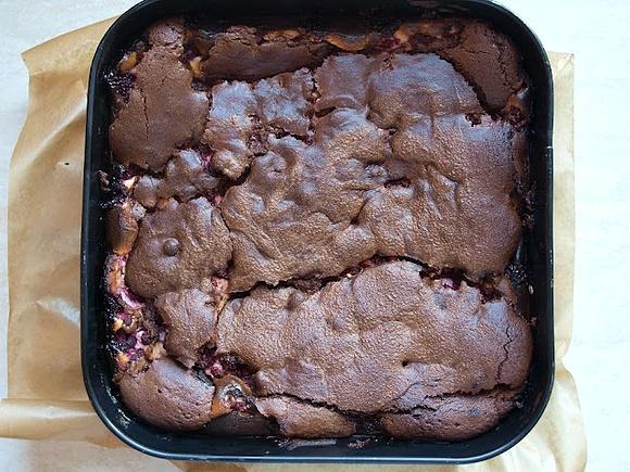 Sernikobrownies z malinami