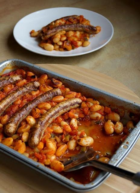 Białe kiełbaski grillowe zapiekane na fasoli w pomidorach