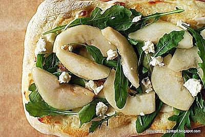Pizza z gruszkami i gorgonzolą