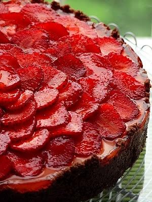 Tarta z truskawkami i kremem waniliowym