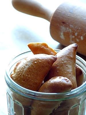 Pieczone pierogi z soczewicą i bryndzą