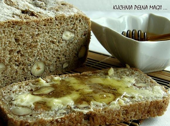Orzechowy chleb z mąki pszennej i orkiszowej